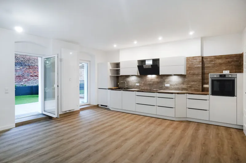 Erstbezug nach umfassender Modernisierung - charmantes Wohnen mit privatem Garten ! — photo 1